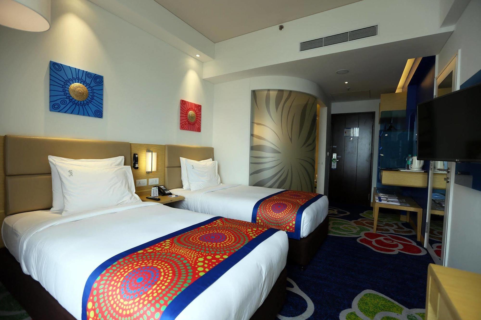 Holiday Inn Express Chennai Old Mahabalipuram Road Exterior photo